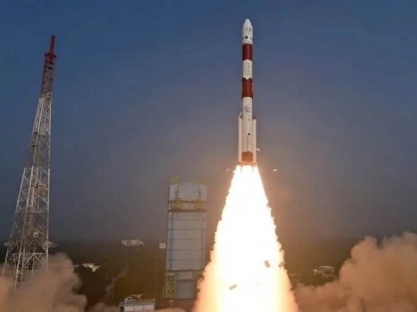​India nis misionin hapësinor për të studiuar vrimat e zeza