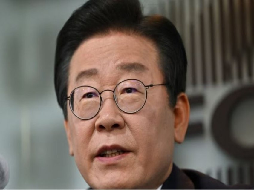 Lideri opozitar jugkorean theret me thikë