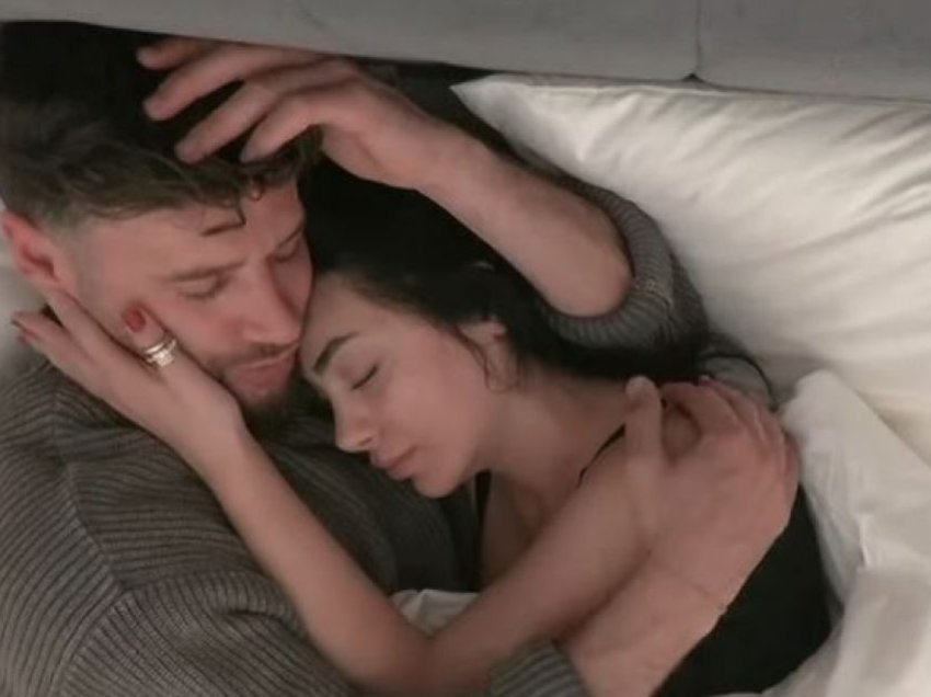 Kaderi dhe Lumbardhi shijojnë momentet intime me njëri-tjetrin në shtrat
