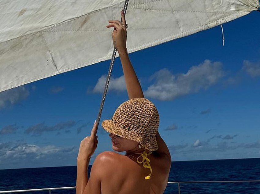 Hailey Bieber sjell fotografi të mrekullueshme në bikini, teksa shijoi pushimet tropikale