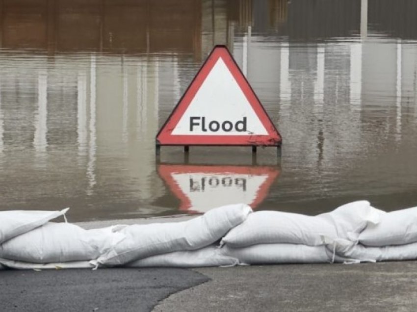 Përmbytjet nga të reshurat përcillen me paralajmërime për acar në Britani