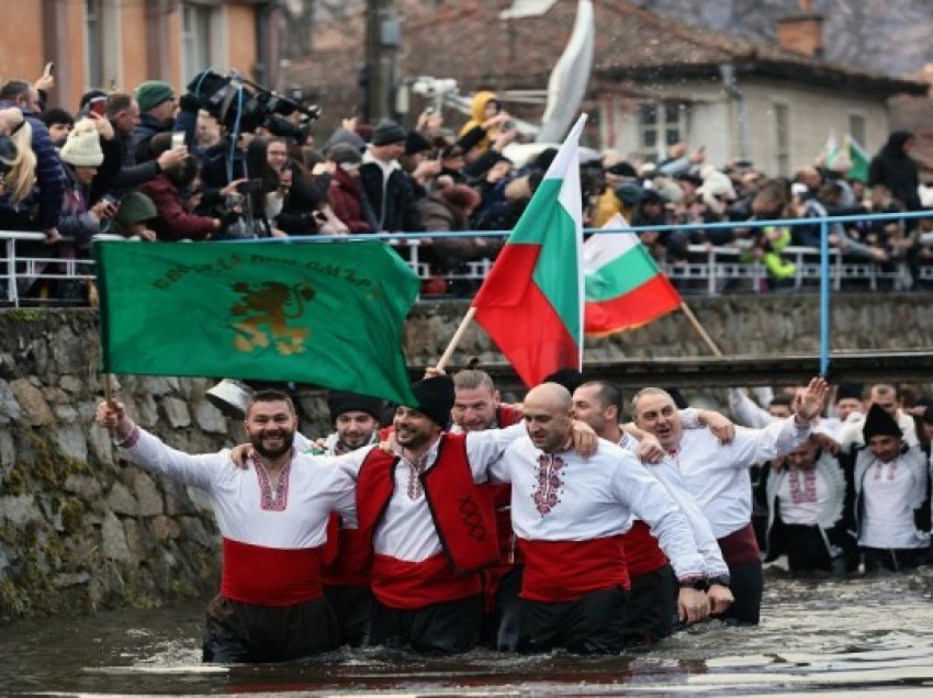 ​Bullgari: Qindra njerëz marrin pjesë në vallëzimin tradicional të burrave në lumin Tundzha