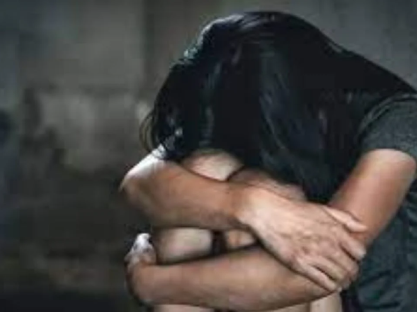 12-vjeçarja abuzohet seksualisht nga djali i partnerit të mamasë! E ëma denoncoi ngjarjen vetëm pasi u nda nga burri