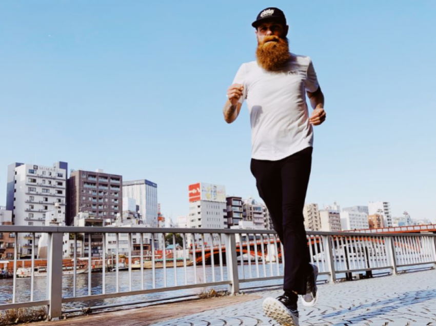 Një burrë nga Toronto e Kanadasë thyen rekordin Guiness duke vrapuar 242 maratona në një vit