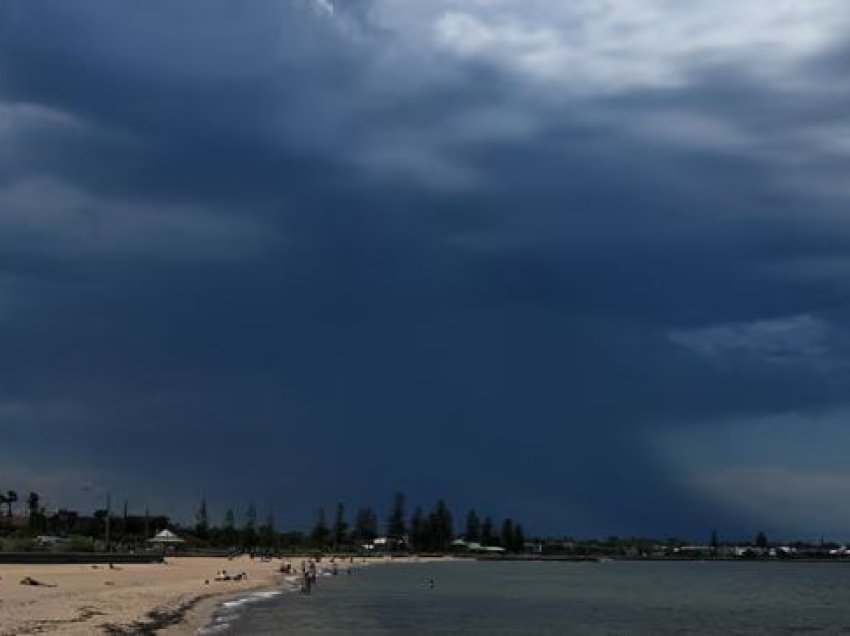 Qindra thirrje për ndihmë në Viktoria dhe në Australinë Jugore mes stuhive të forta