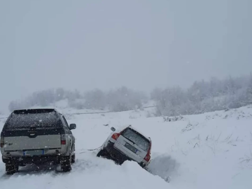  Dy makina u bllokuan dje në Vithkuq, borëpastruesja shkon për ndihmë por ngec vetë