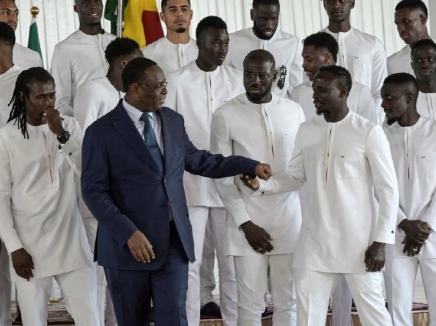 Presidenti i Senegalit “hap thesin” e shpërblimeve