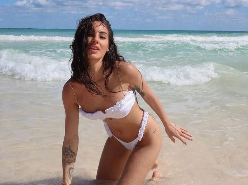 “Topless” në Tulum, Xhulia De Lelis del “nudo” në mes të plazhit