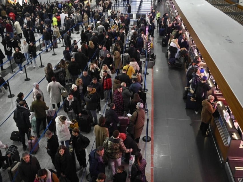 Ndodh edhe kjo: Qytetari tenton të shkojë në Gjermani me dhjetëra fishkë në valixhe, e kthejnë në aeroport
