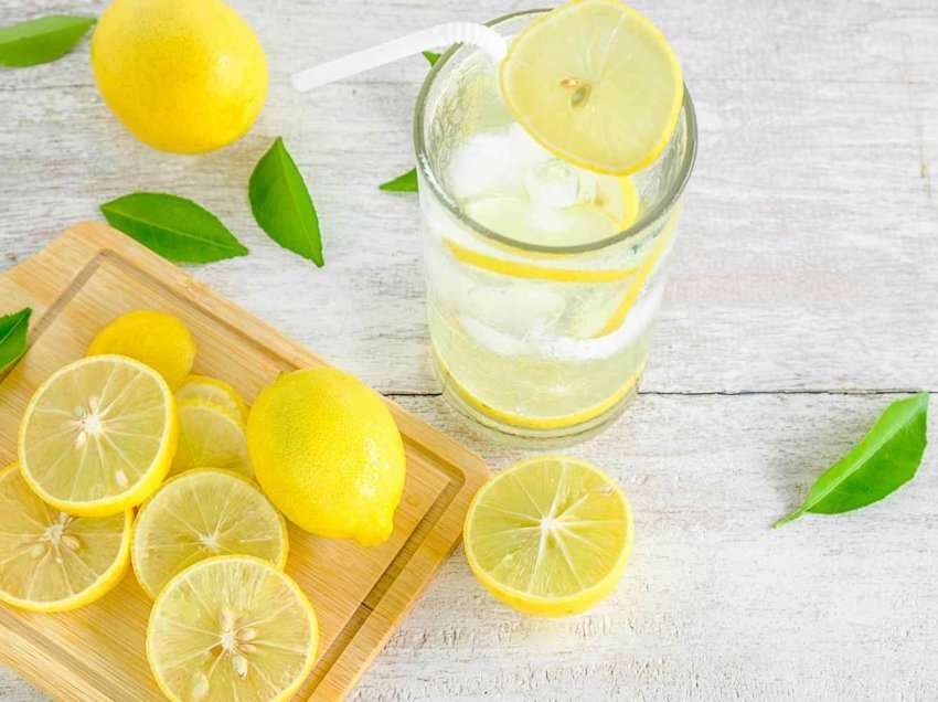 Ilaç natyral për ftohjen: Katër përfitimet e pirjes së ujit me limon