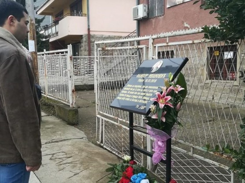 Gjashtë vite nga vrasja e Oliver Ivanoviqit – miqtë, familjarët e liderët e opozitës serbe ndezin qirinj në vendin ku u ekzekutua