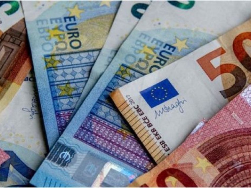 Me sa do të këmbehen dollari dhe euro? Zbuloni ç’po ndodh sot me tregun e monedhave të huaja