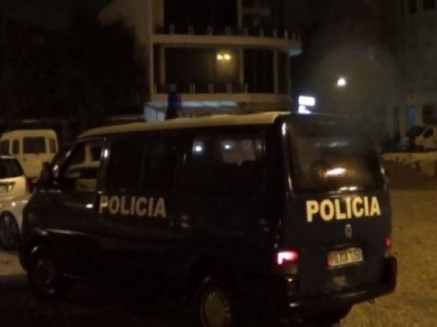 Policia e Krujës dhe FNSH ngrenë postblloqe në hyrje të qytetit dhe në akset kombëtare, kontrolle makinave të dyshimta