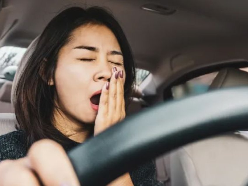 Dhjetë zakonet që shoferët praktikojnë për të qëndruar zgjuar kur ndjehen të lodhur