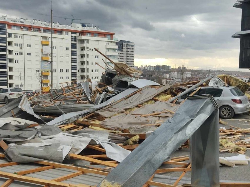 ​Bie kulmi i ndërtesës së Komunës në Prishtinë, një vajzë e lënduar rëndë