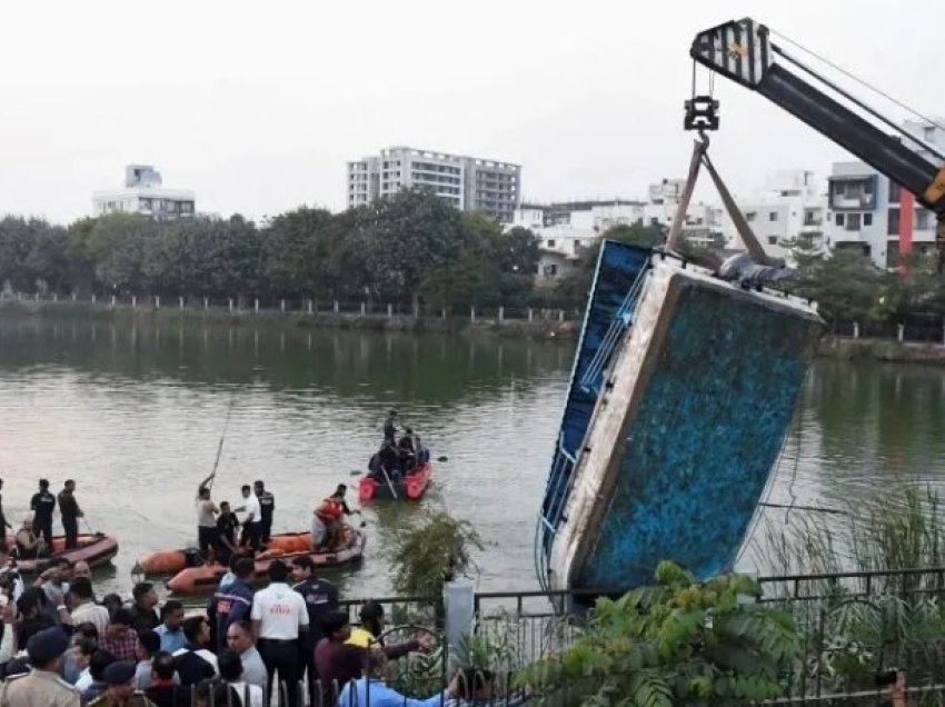 Përmbyset varka me nxënës shkolle në Indi, 12 të vdekur