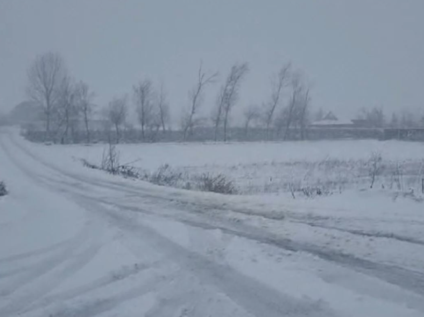 Bie intensiteti i reshjeve të dëborës në Dibër, ja si paraqitet situata në akset rrugore