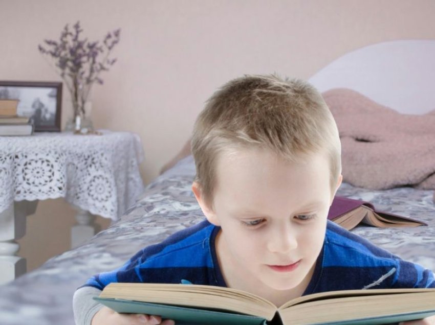 Vendosini fëmijët tuaj në shtrat duke lexuar një libër, jo duke parë televizor