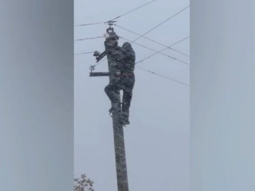 Në kushtet ekstreme të motit, në krye të detyrës! Elektriçisti përpiqet riparojë linjë elektrike në Mirëditë