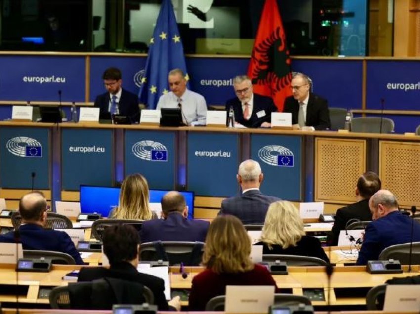 PE miraton rezolutën për Shqipërinë, çështja Beleri “mban peng” integrimin, eurodeputeti grek përplaset me ministrin Hasani