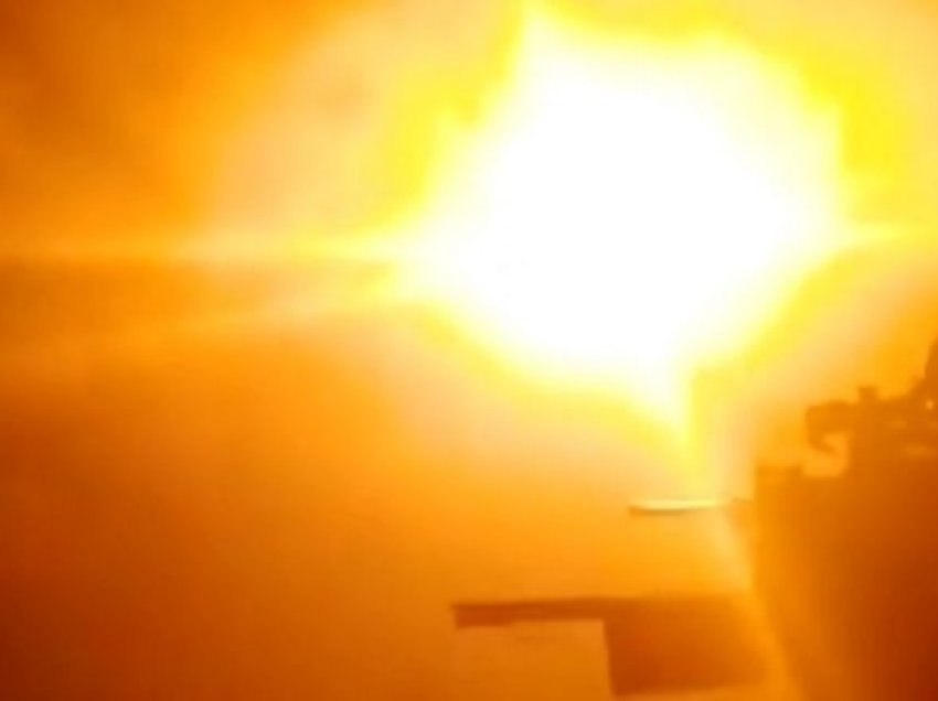 Momenti kur ukrainasit arrijnë të rrëzojnë raketën ruse me mitralozin amerikan Browning 