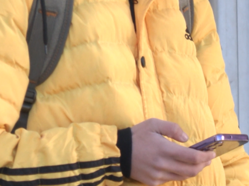 Fetahu e mohon se ndalesa e telefonave në shkollat e Podujevës, lidhet me rastin e 18-vjeçarit