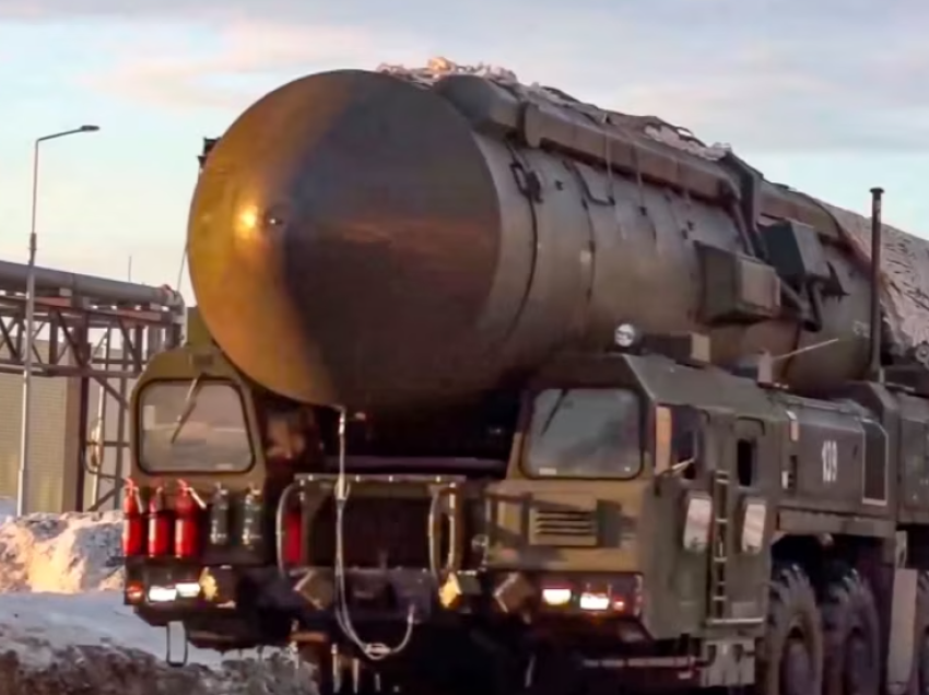 Raporti: Rusia mund të përdorë armë bërthamore jostrategjike pas humbjeve ushtarake në Ukrainë