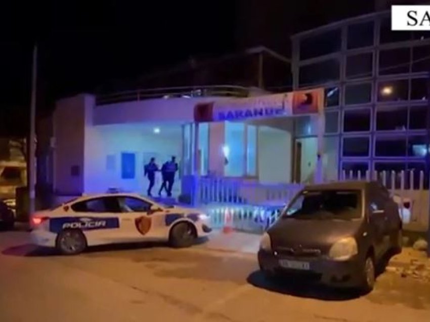 Grabiti byzylykun e floririt nën kërcënimin e thikës, arrestohet 18-vjeçari në Sarandë