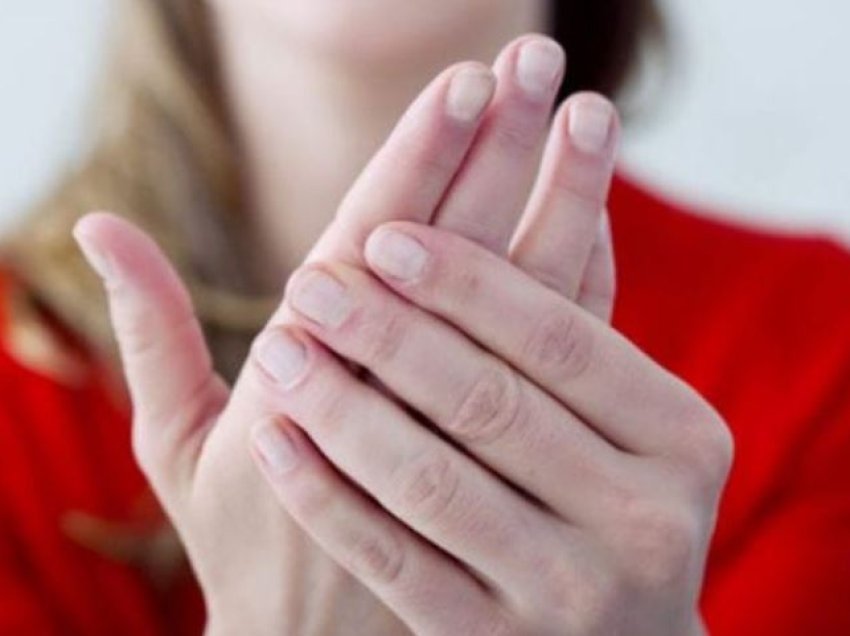 Çfarë tregon mpirja e duarve gjatë gjumit për shëndetin tuaj?