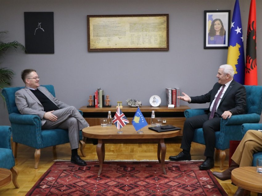 Abbott në takim me Sveçlën flasin për Banjskën: Britania mbështet përpjekjet e Kosovës për ta hetuar sulmin