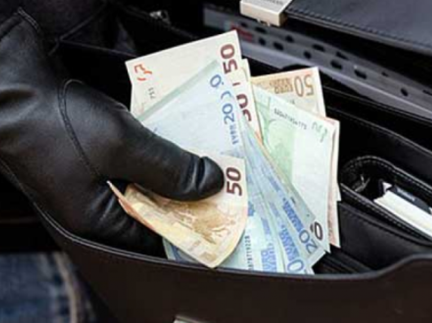 Ky është i dyshuari që ia vodhi çantën me 45 mijë euro punëtores së kazinos në Karaçevë