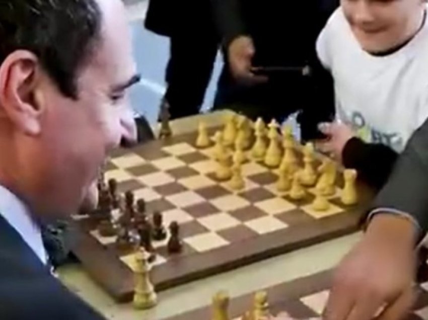 Kurti e provon lojën në shah, por ja si e përfundoi - i publikon vet pamjet