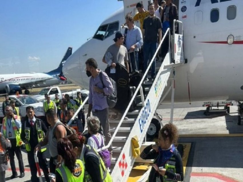 ​Vonohet fluturimi, pasagjeri në Meksikë hap derën e avionit