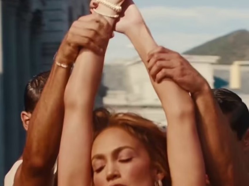 Jennifer Lopez shfaqet ‘e egër’ në videoklipin për remix-in e “Can’t Get Enough”