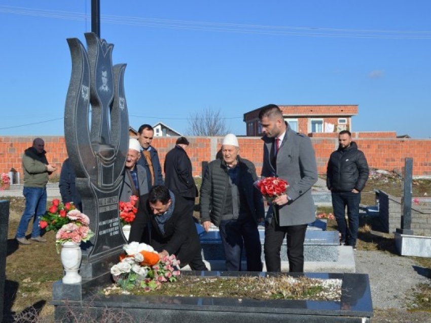​Përkujtohen dëshmorët Ali Kryeziu dhe Hisni Mazreku në 34 vjetorin e Masakrës së Malishevës
