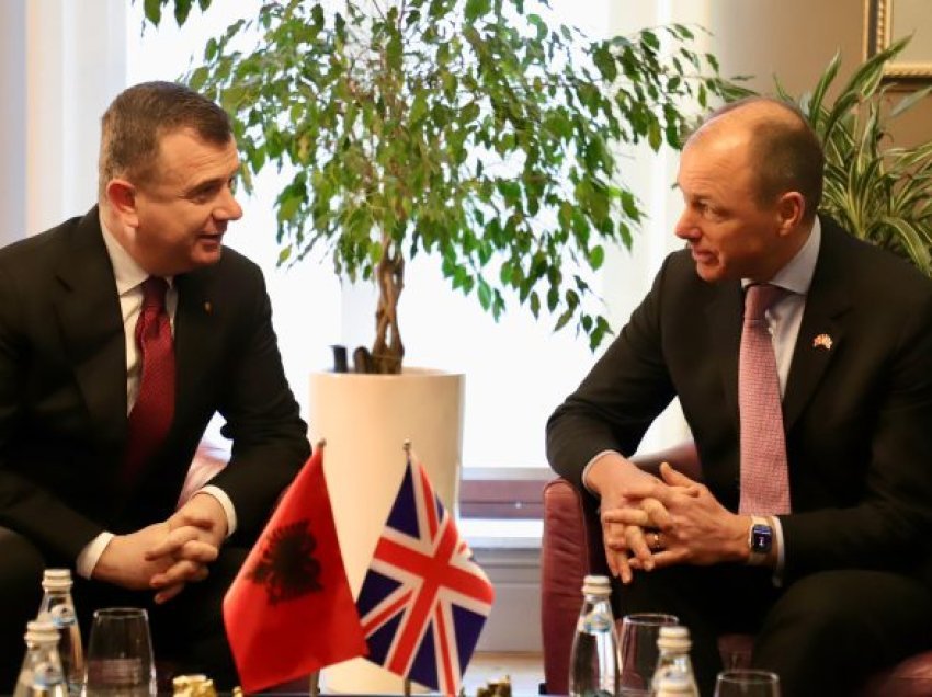 Balla takim me gjeneralin britanik: Zero anije të vogla të nisura me emigrantë shqiptarë drejt Anglisë për janarin 2024