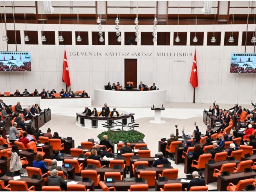 Parlamenti turk i heq mandatin deputetit të burgosur