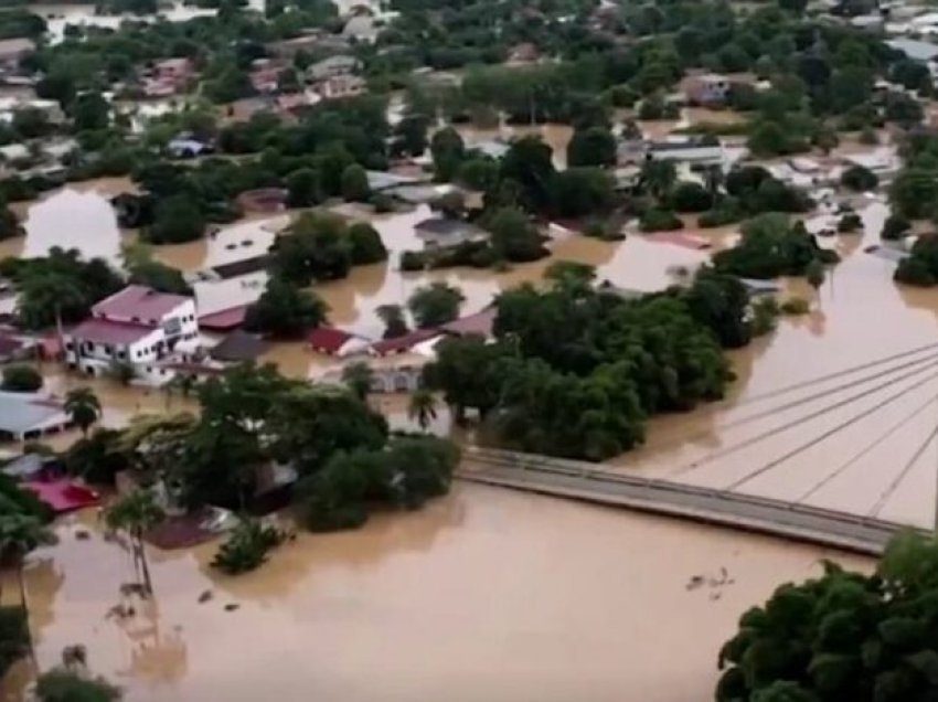 “Çmendet” moti në këtë vend, qyteti “zhduket” nën pushtimin e shiut të pandërprerë, raportohet për viktima