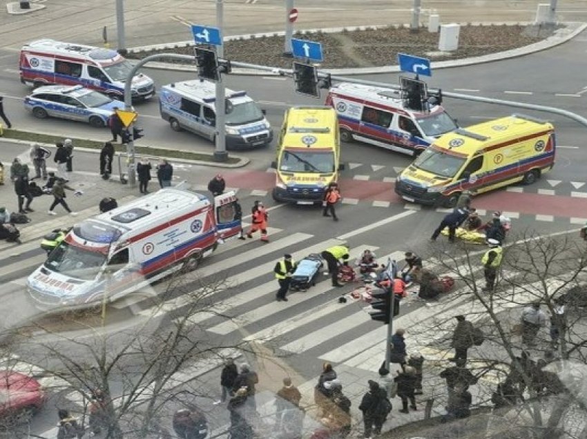 ​19 të plagosur nga përplasja e veturës me njerëzit që prisnin tramvajin në Poloni
