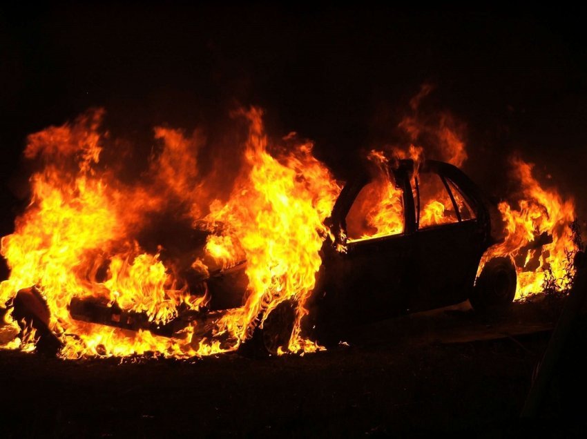 Përfshihet nga zjarri një veturë në Leposaviq