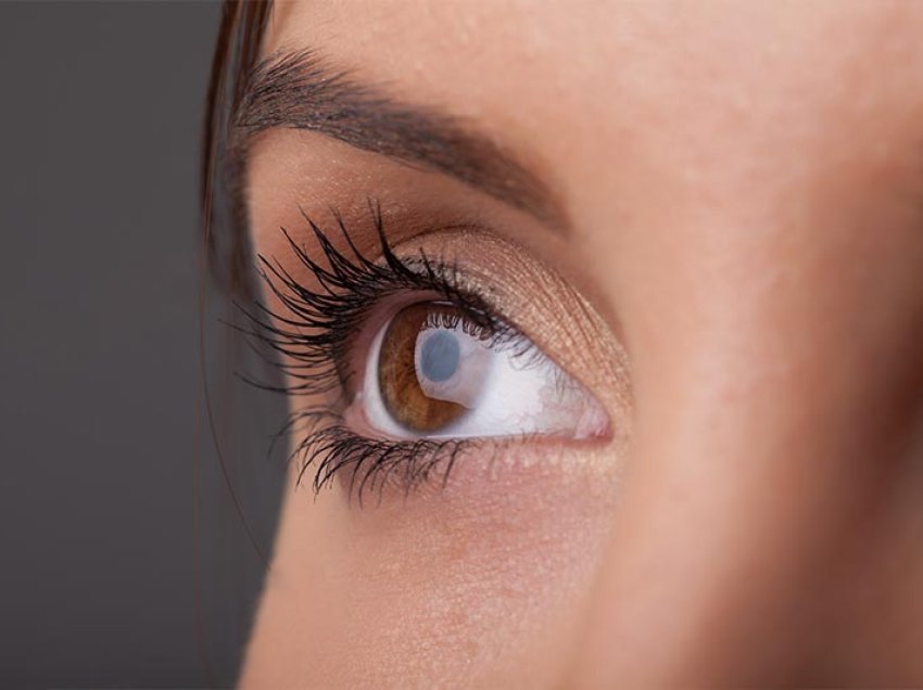 Studim: Si ndikon ngjyra e syve në aftësinë tuaj për të lexuar