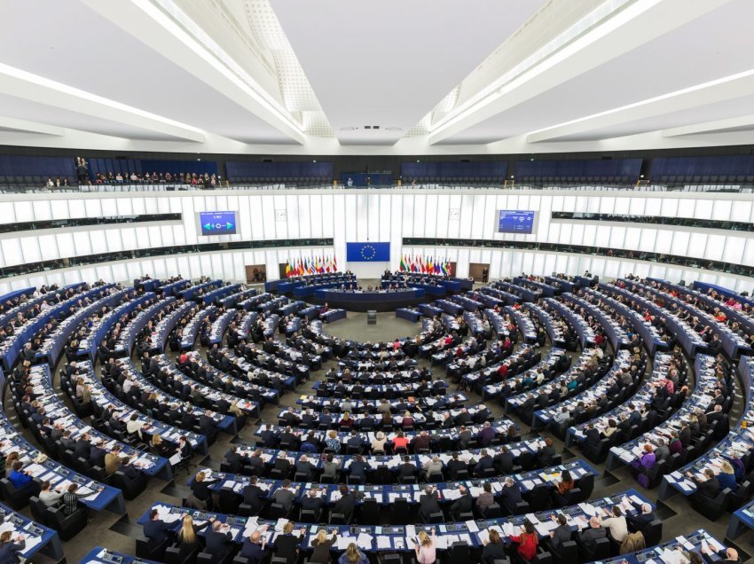 Parlamenti Evropian bën thirrje për heqjen e menjëhershme të masave ndaj Kosovës