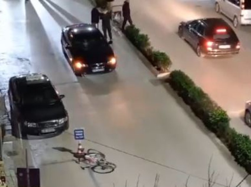 Aksident në Fier/ Makina përplas burrin që udhëtonte me biçikletë, i lënduari përfundon në spital