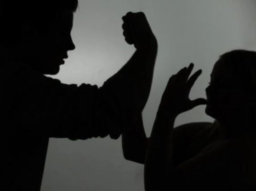 Dhunë ndaj bashkëshorteve, arrestohen dy persona, dy të tjerë nën hetim