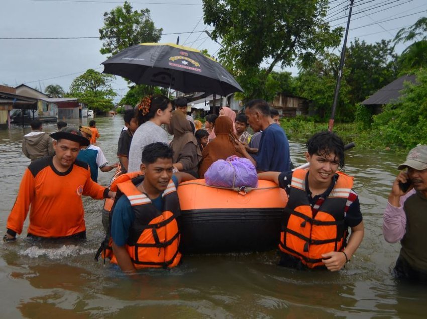 Përmbytjet dhe rrëshqitjet e dheut në Indonezi lënë 19 të vdekur