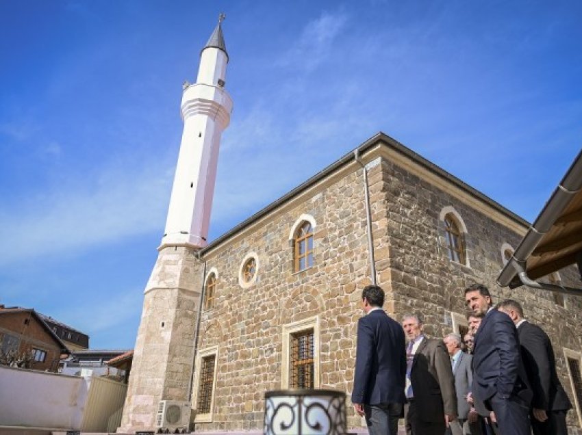 ​Në prag të Ramazanit, kryeministri Kurti viziton xhamitë Pirinaz dhe Alaudin