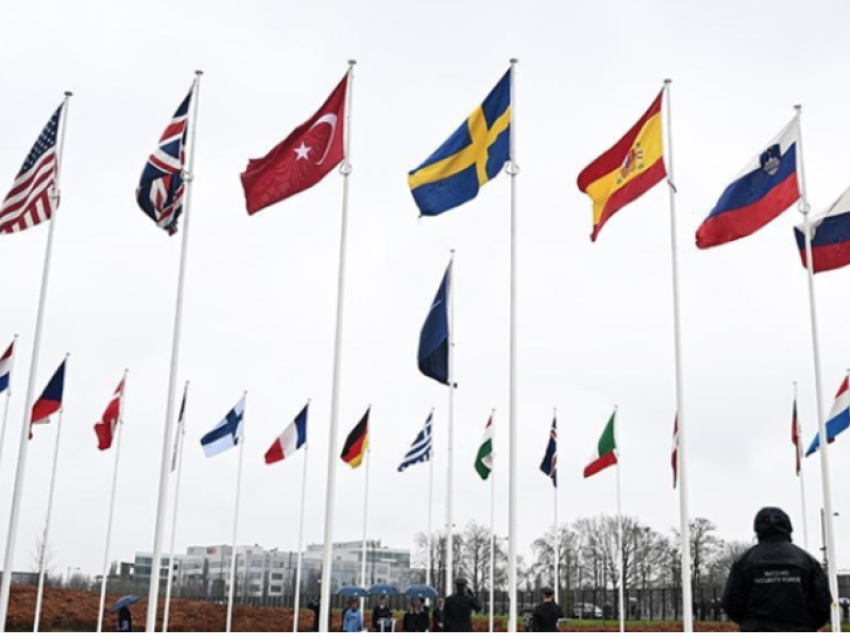 Flamuri i Suedisë vendoset në selinë e NATO-s