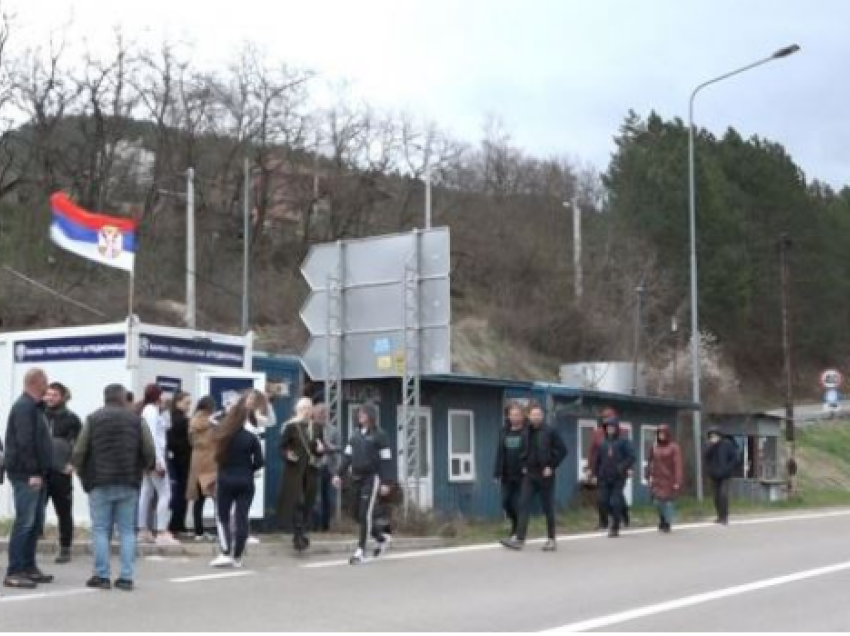 Deri në orën 13 janë tërhequr 7 milionë dinarë në barakat e Postës së Serbisë të vendosura përtej kufirit
