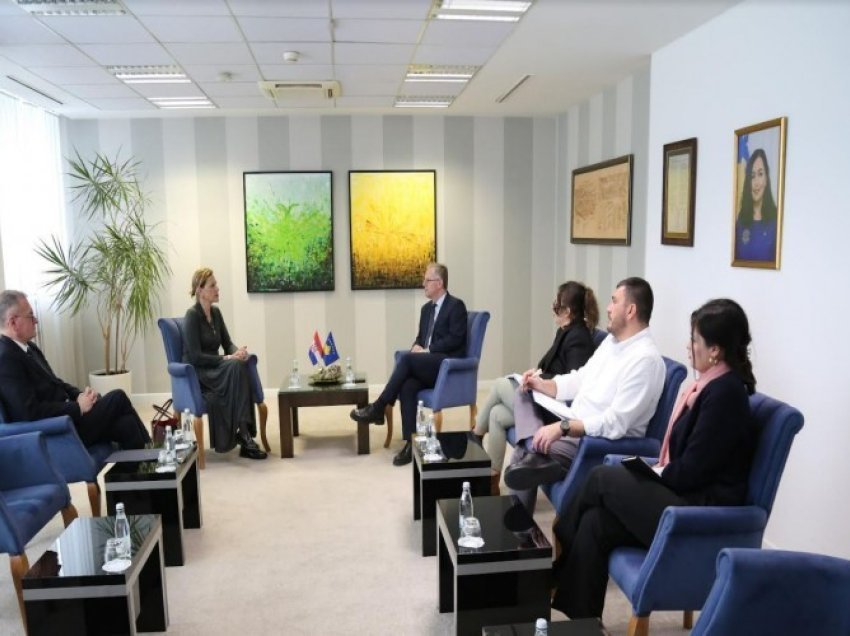 Bislimi dhe ambasadorja kroate flasin për bashkëpunim mes dy shteteve