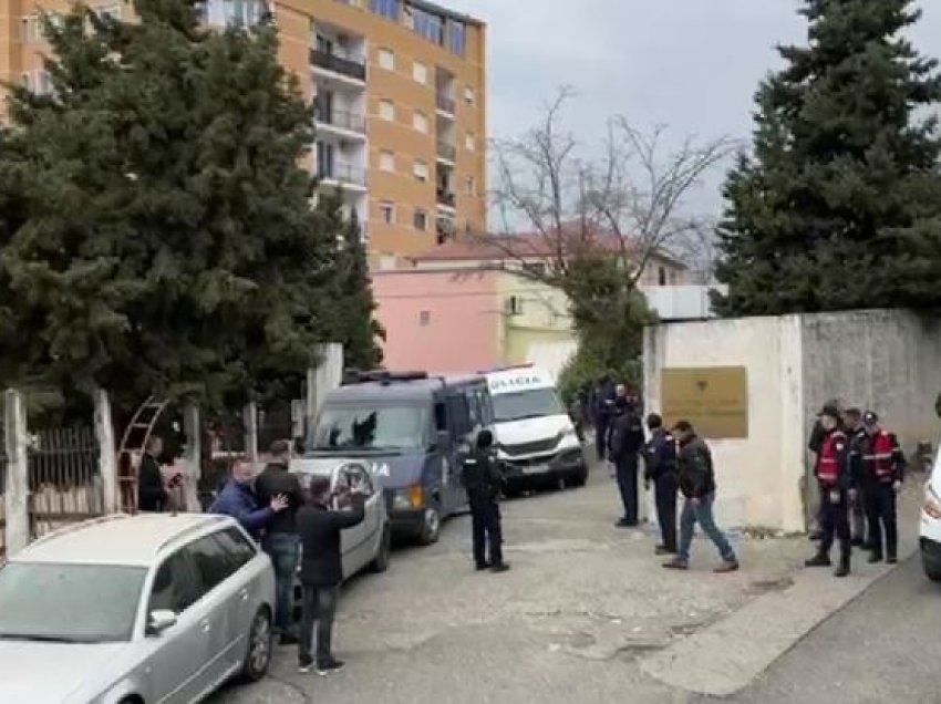 Baza kriminale në Durrës ku fshiheshin kallashnikovë, krehra dhe fishekë/ Lihen në burg Hekuran Troplini dhe Emiliano Pasho